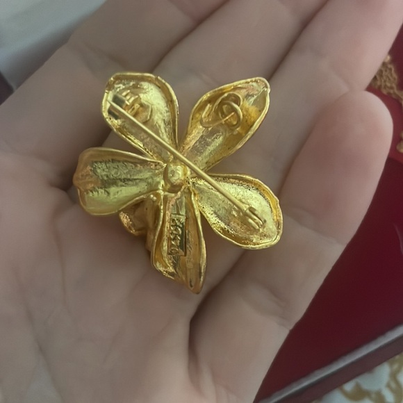 TWO ORCHID BROOCHS - Picture 10 of 10